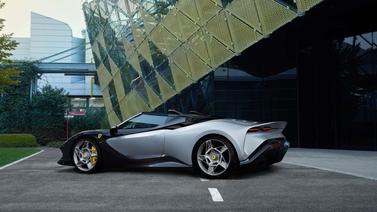 Ferrari uvedlo další jedinečný model. Nemá střechu a odkazuje na minulost